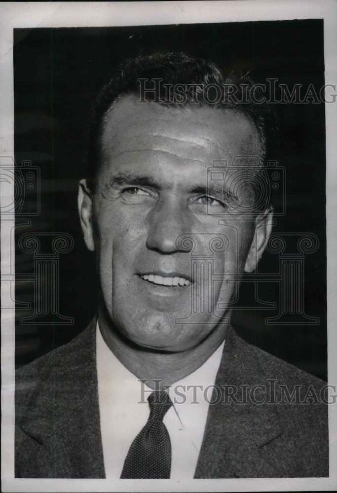 Load image into Gallery viewer, 1938 Press Photo Villanova football coach, Maurice (Clipper) Smith - nea07970
