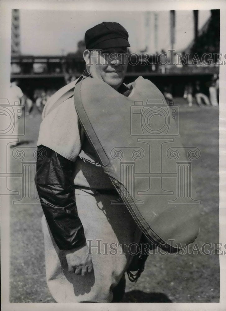 Load image into Gallery viewer, 1941 Press Photo Bill Summersumpire at Boston Red Sox spring training
