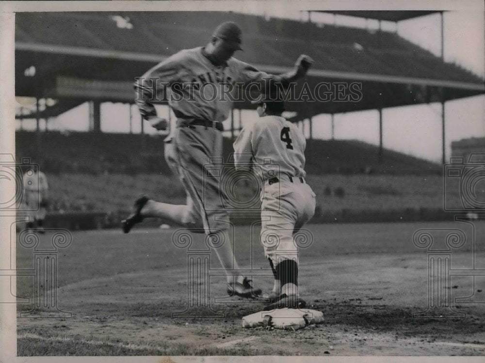 1937 Press Photo White Sox Walker out at 1st vs Cubs Collins