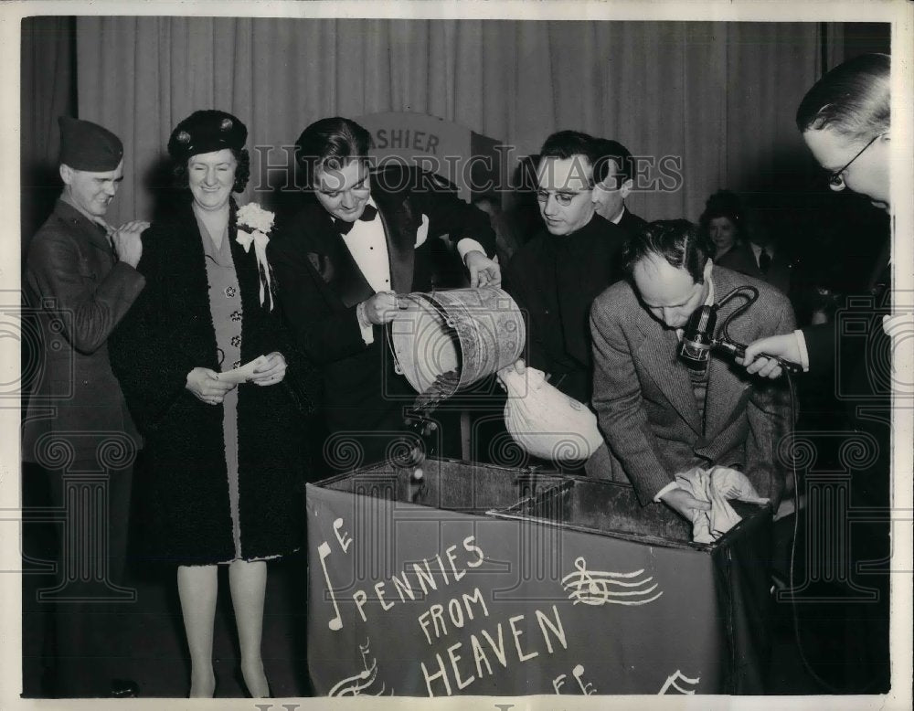 1943 Press Photo Mrs. Dennis Mullane and son Pvt. Harold Mullane. - nea09905