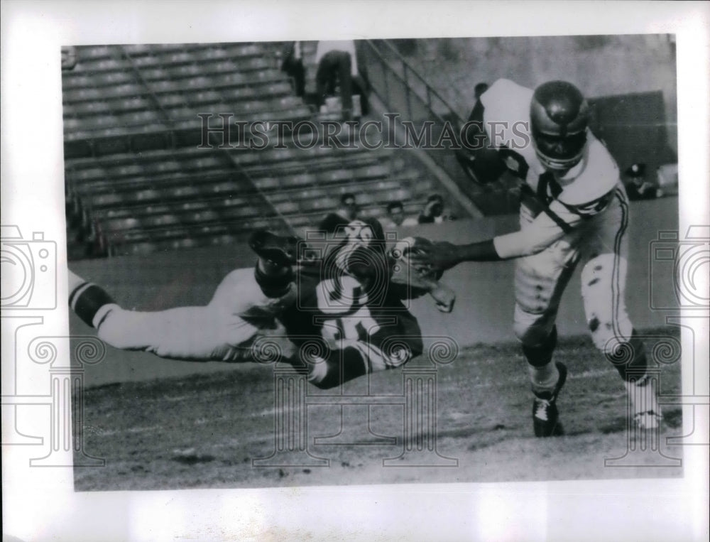 1962 Press Photo Clarence Peaks Fullback Eagles Eludes Cliff Livingston Vikings