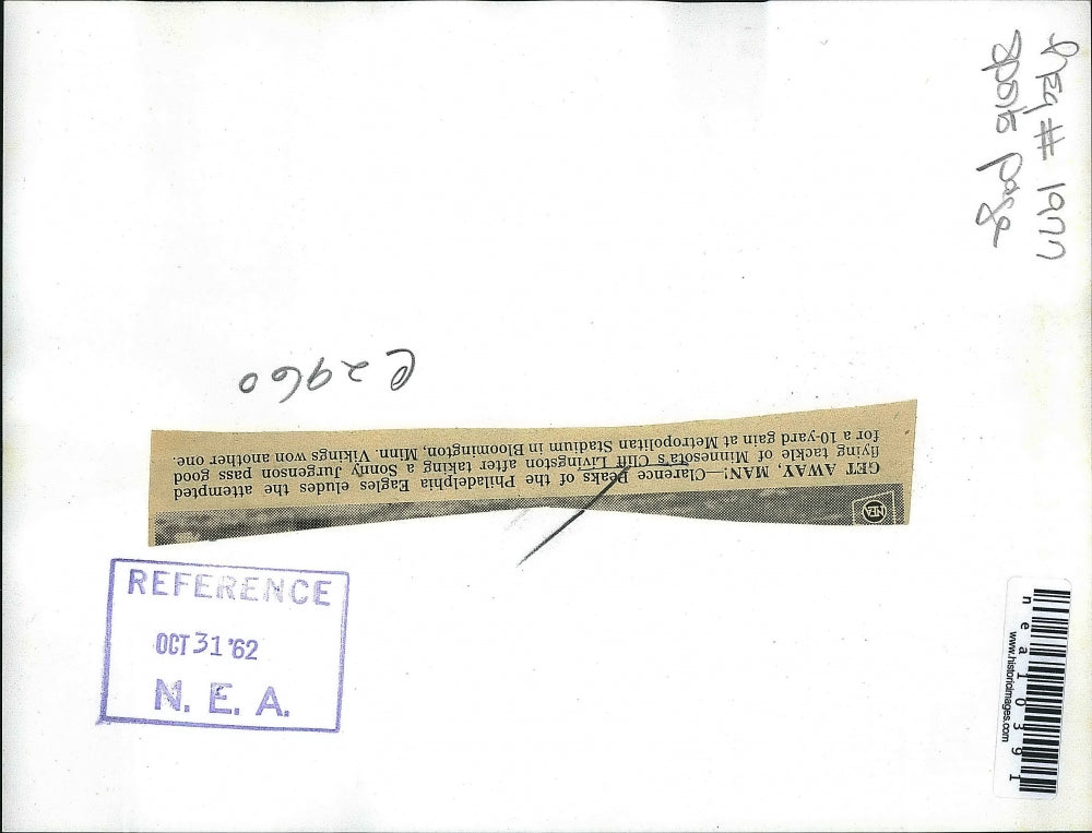 1962 Press Photo Clarence Peaks Fullback Eagles Eludes Cliff Livingston Vikings