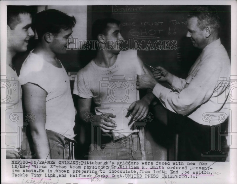 1955 Press Photo University Of Pittsburgh Team Doctor Smith Gives Shots