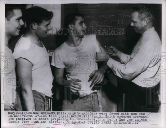 1955 Press Photo University Of Pittsburgh Team Doctor Smith Gives Shots