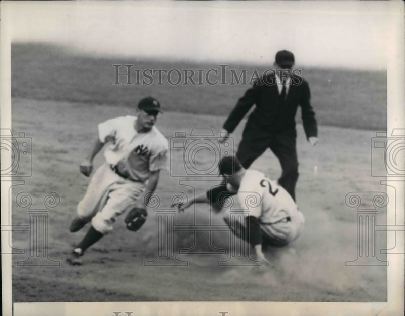 Load image into Gallery viewer, 1945 Press Photo Yankee George Stirnweiss vs Red Sox McBride - nea12313
