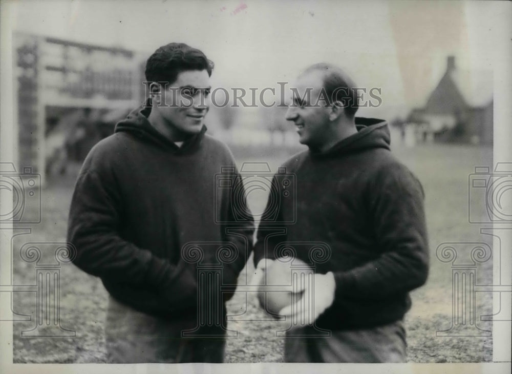1934 Press Photo Dave Smukler (FB) and Peter Stevens (Captian) of Temple