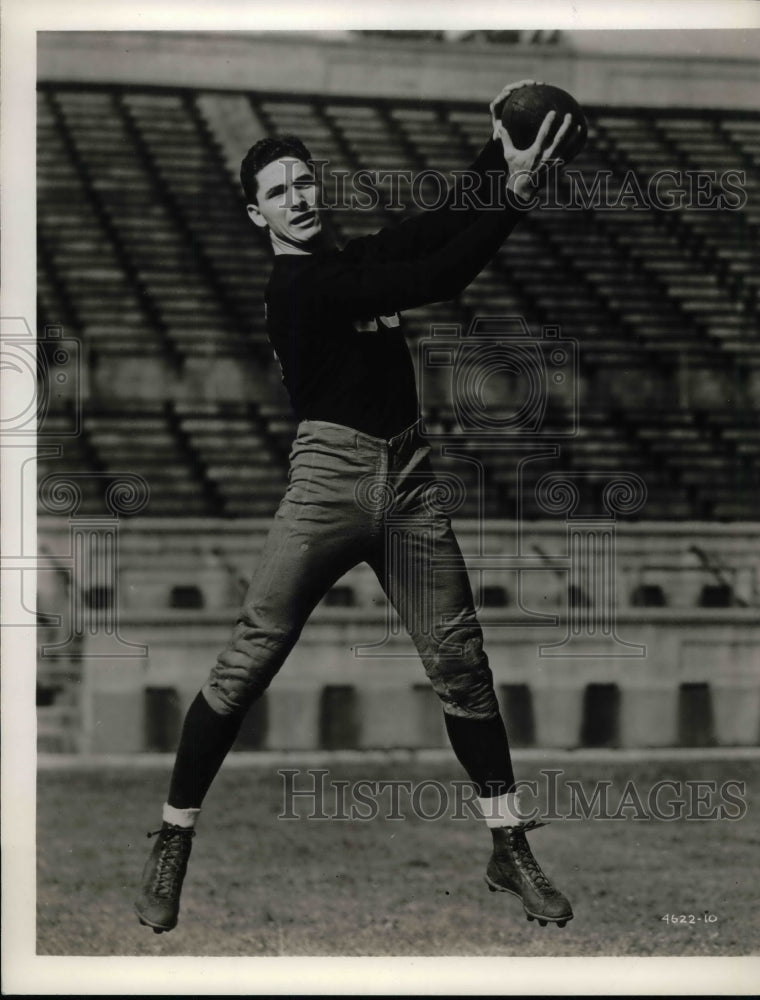 Load image into Gallery viewer, 1939 Press Photo Larry Garland, Veteran End Football Player. - nea14041
