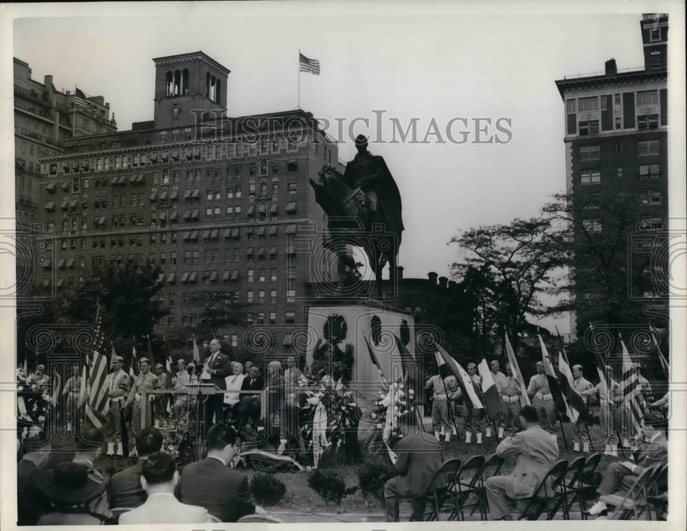 1942 Press Photo Julian Arroyo, VP of Bolivian Society, speaking at Central Park