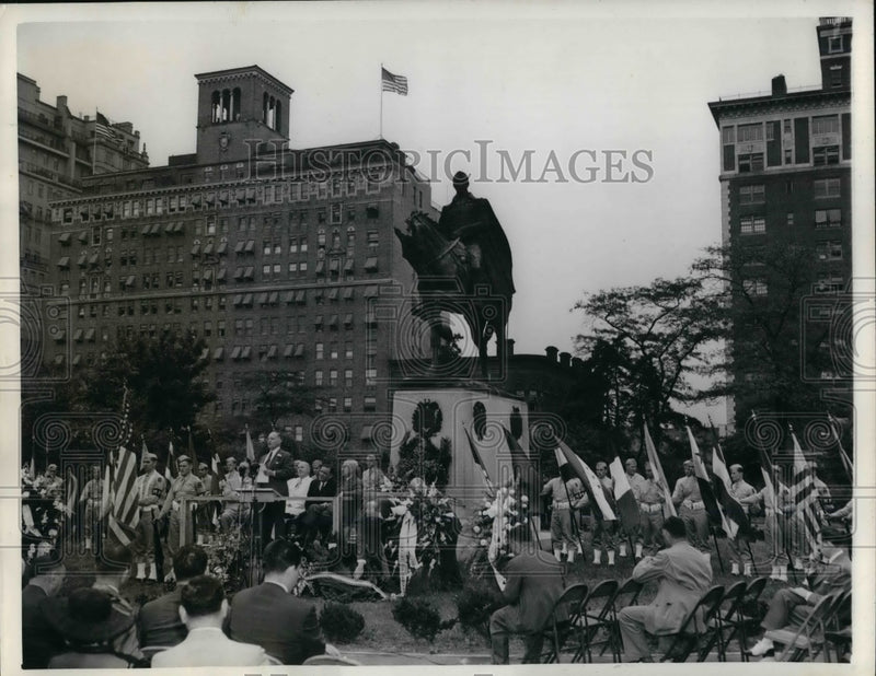 Load image into Gallery viewer, 1942 Press Photo Julian Arroyo, VP of Bolivian Society, speaking at Central Park
