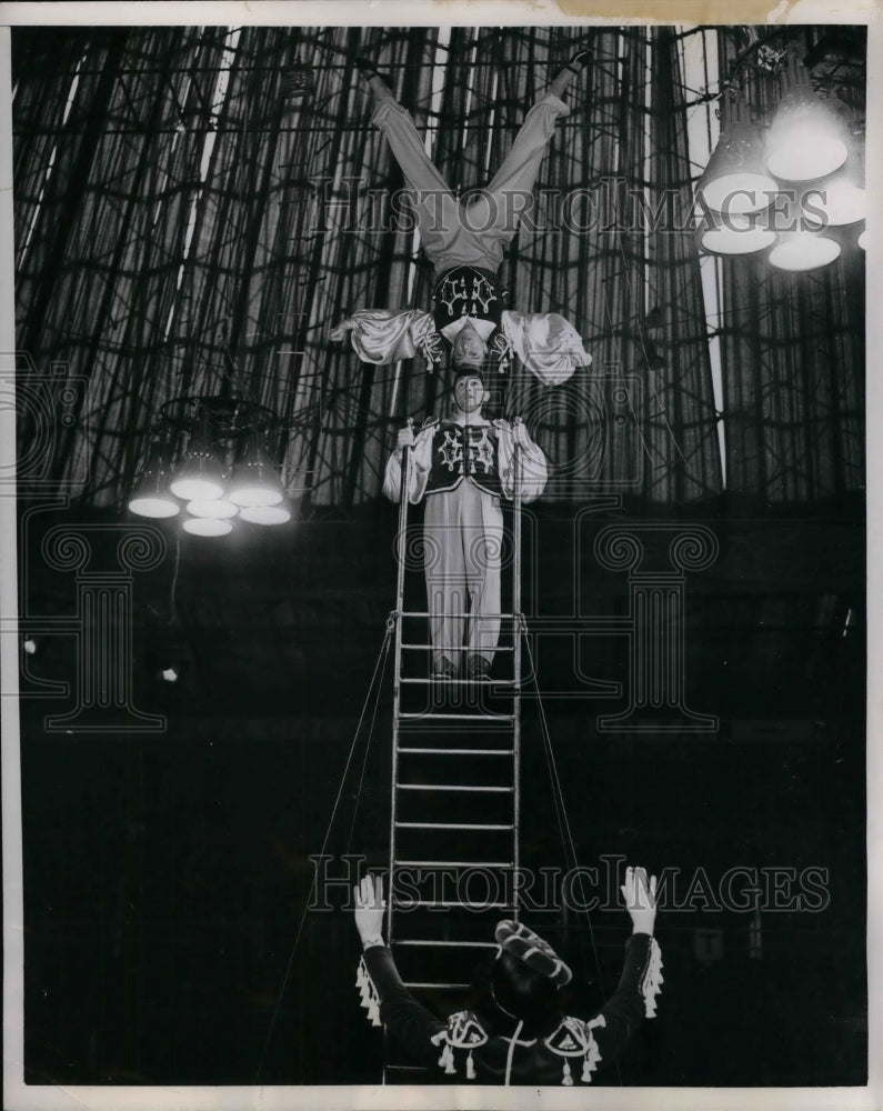 1951 Press Photo The Percelly Brothers in London Town - nea17237