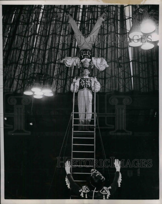 1951 Press Photo The Percelly Brothers in London Town - nea17237