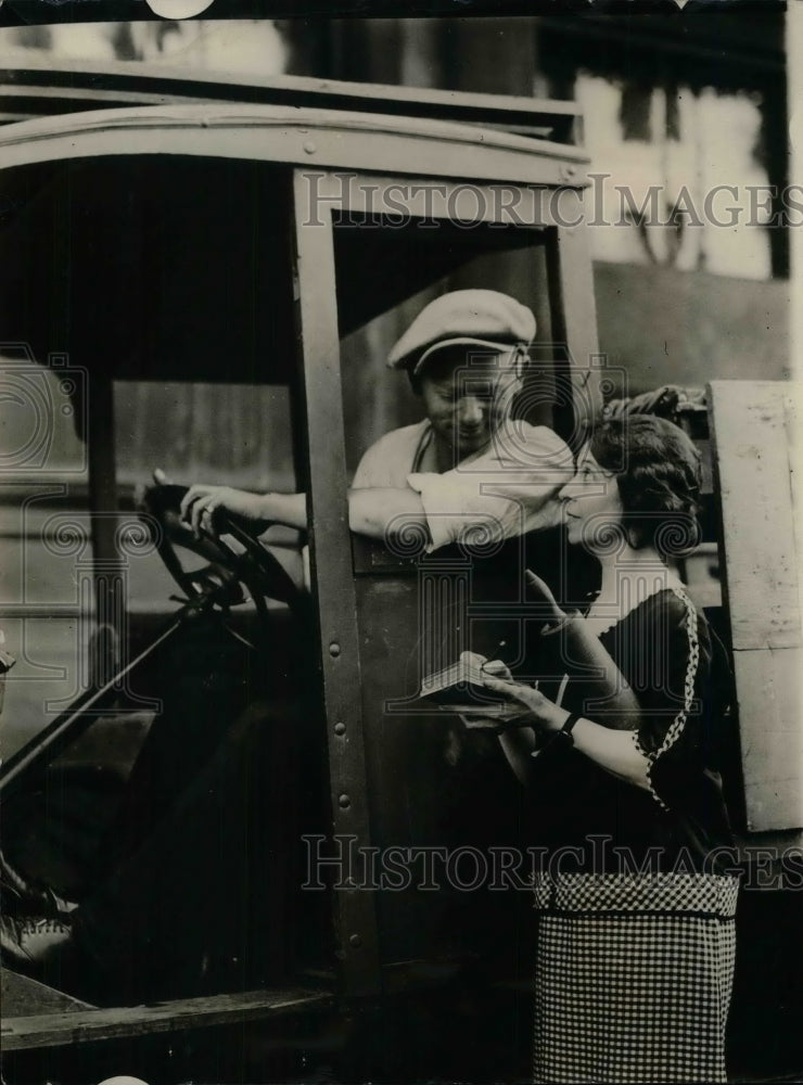 Load image into Gallery viewer, 1925 Press Photo Mrs Ben Epperson &amp; Goodwill driver in L.a> Calif. - nea17412
