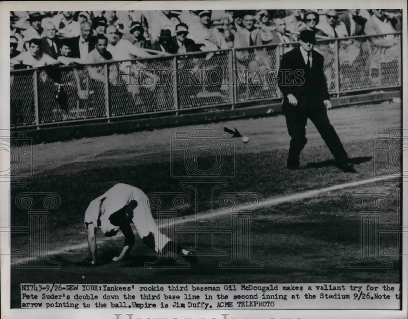 Load image into Gallery viewer, 1951 Press Photo New York Yankees 3rd Baseman Gil McDougald
