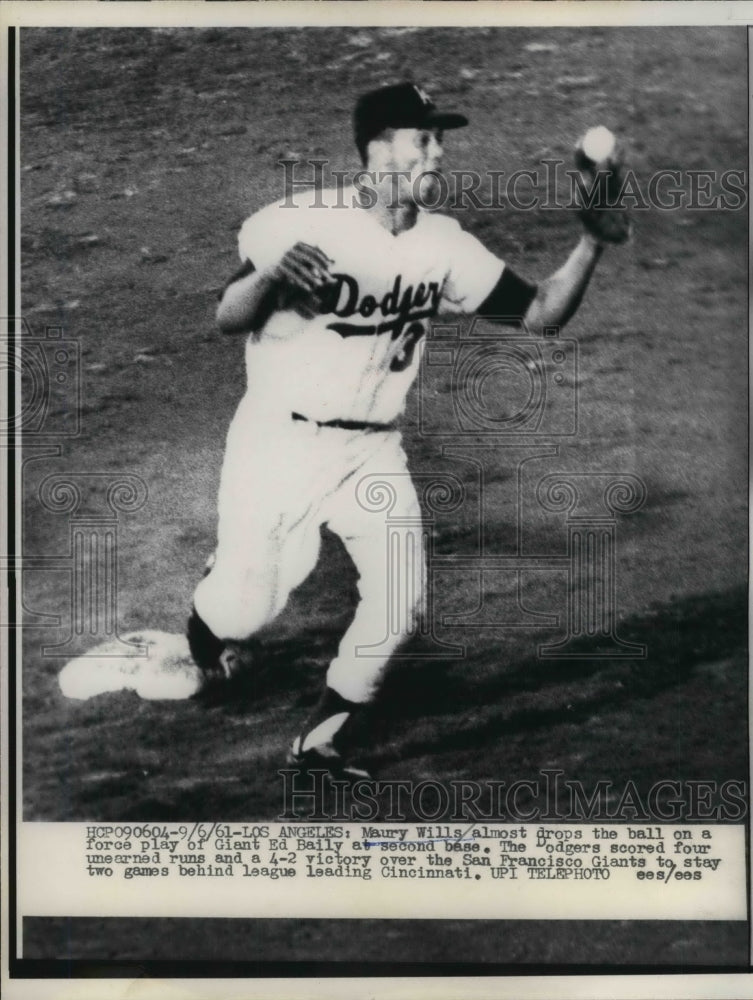 Load image into Gallery viewer, 1961 Press Photo Dodgers Maury Willis in action vs Giants - nea18416
