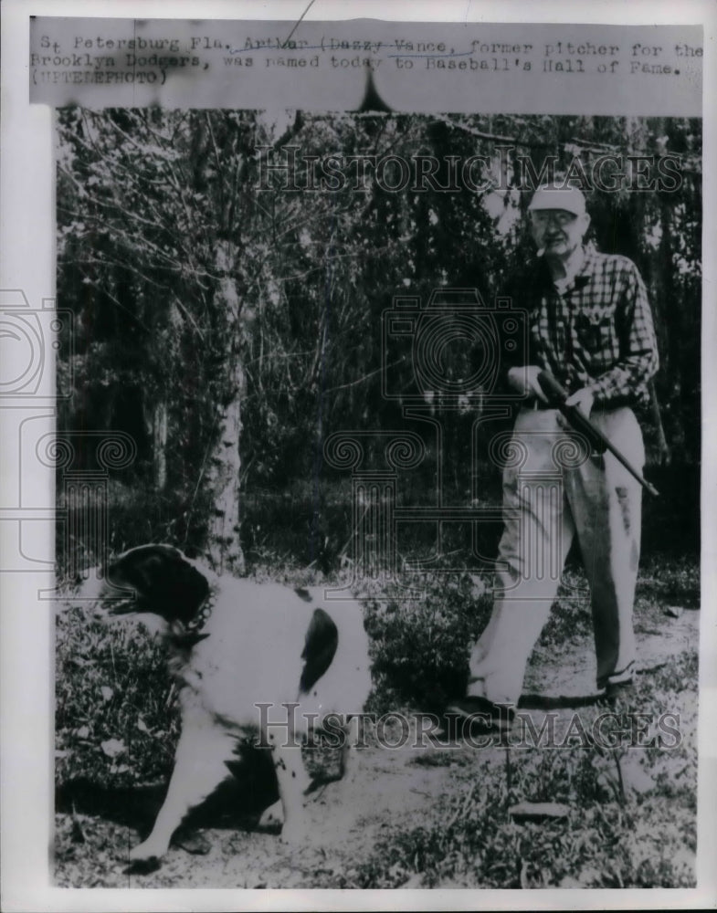 1955 Press Photo Former Dodger pitcher Arthur Vance out hunting in Fla.