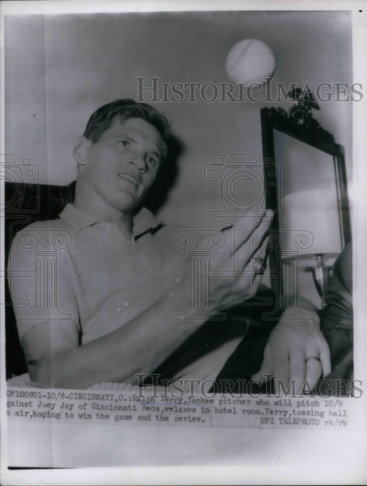 1961 Press Photo Yankees Pitcher Ralph Terry Relaxes In Hotel Room - nea19250