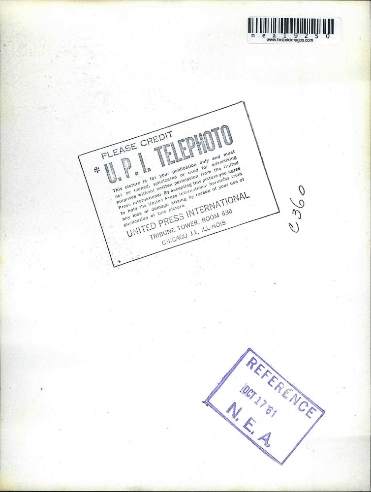 1961 Press Photo Yankees Pitcher Ralph Terry Relaxes In Hotel Room - nea19250