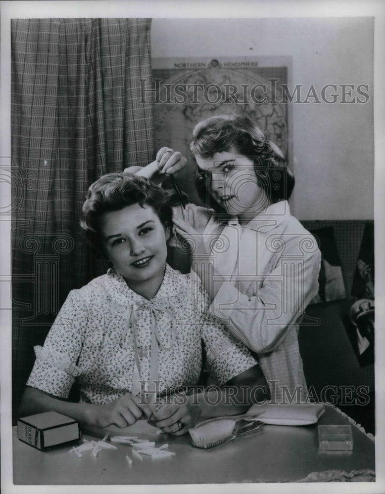 Load image into Gallery viewer, 1959 Press Photo Young Lady Working on Friends Hair - nea19389
