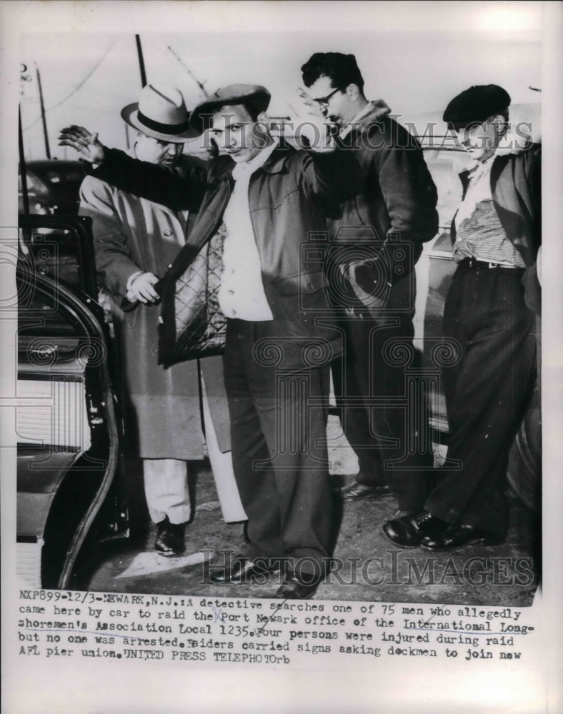 1953 Press Photo Man raids International Shoremen's Assoc Local 1235 office