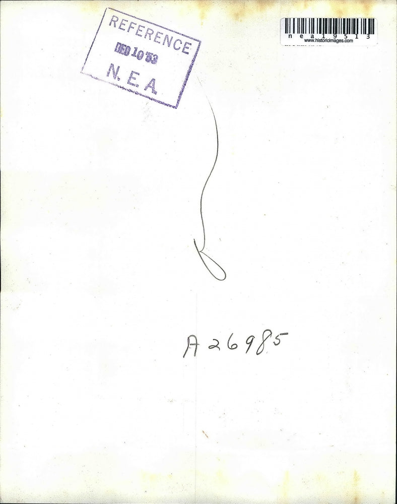 1953 Press Photo Man raids International Shoremen's Assoc Local 1235 office