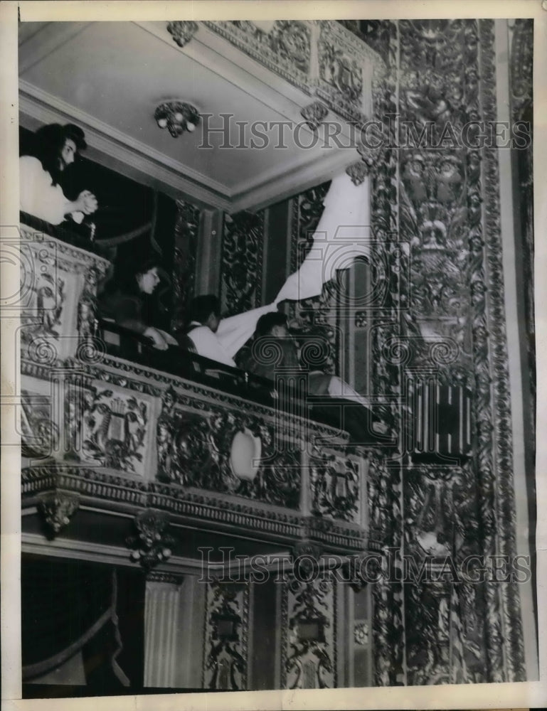 1944 Press Photo Marion Wasserstein tied to bedsheet, lands on stage- Historic Images