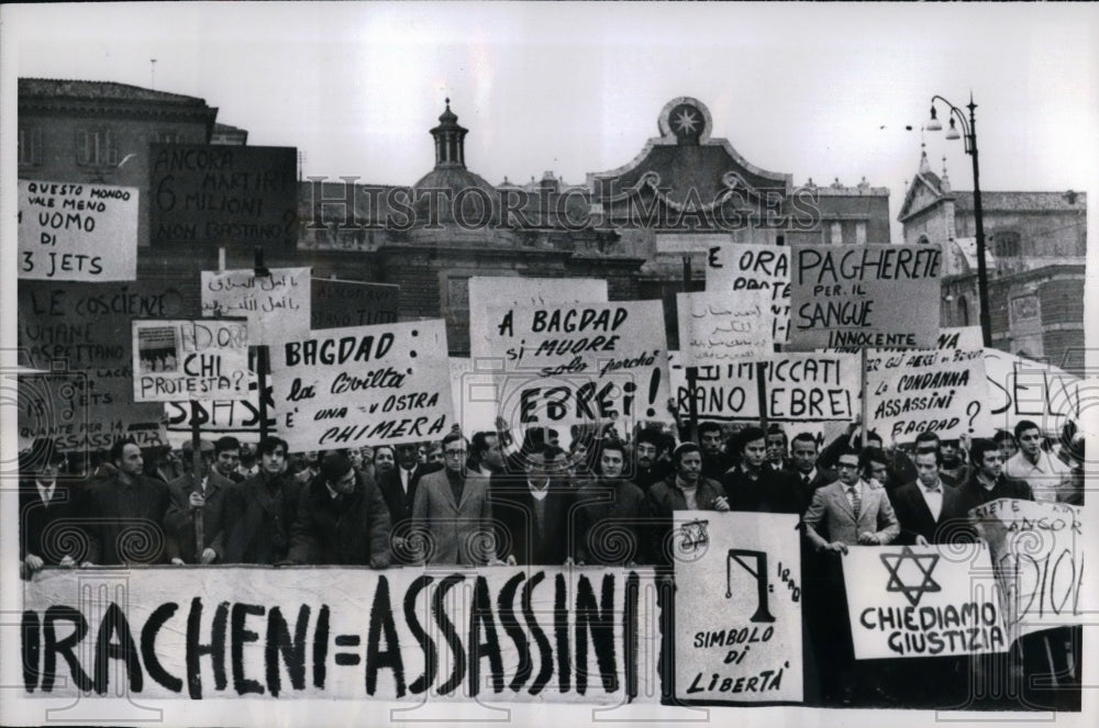 1969 Press Photo Group of Jews in Piazza Popolo protest against a Jew executions