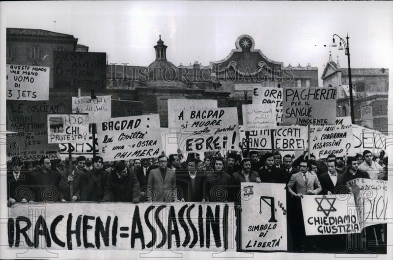 Load image into Gallery viewer, 1969 Press Photo Group of Jews in Piazza Popolo protest against a Jew executions
