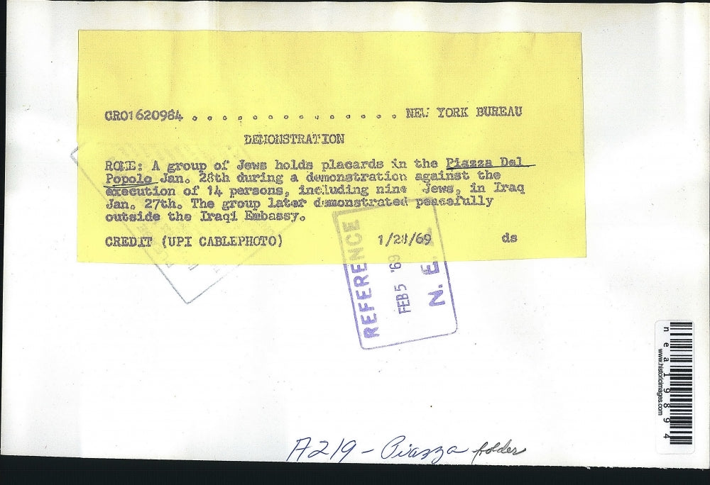 1969 Press Photo Group of Jews in Piazza Popolo protest against a Jew executions