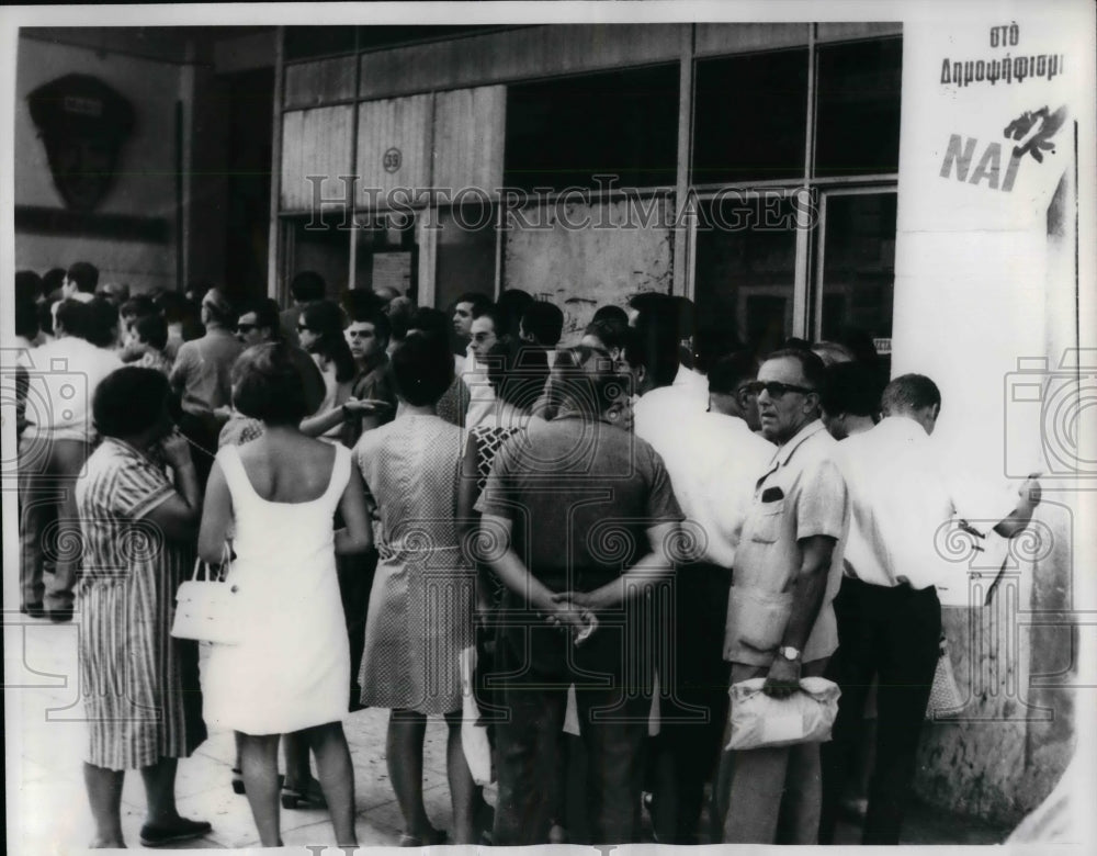 1968 Press Photo Athens Greece People Line Up to Receive Info Constitution- Historic Images