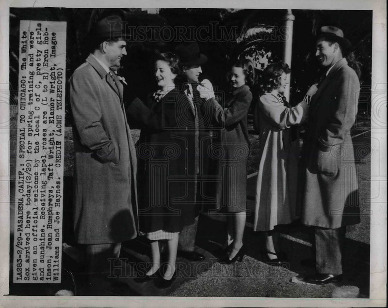 Load image into Gallery viewer, 1948 Press Photo White Sox at training, T Wright &amp; girls Humphreys,Robinson
