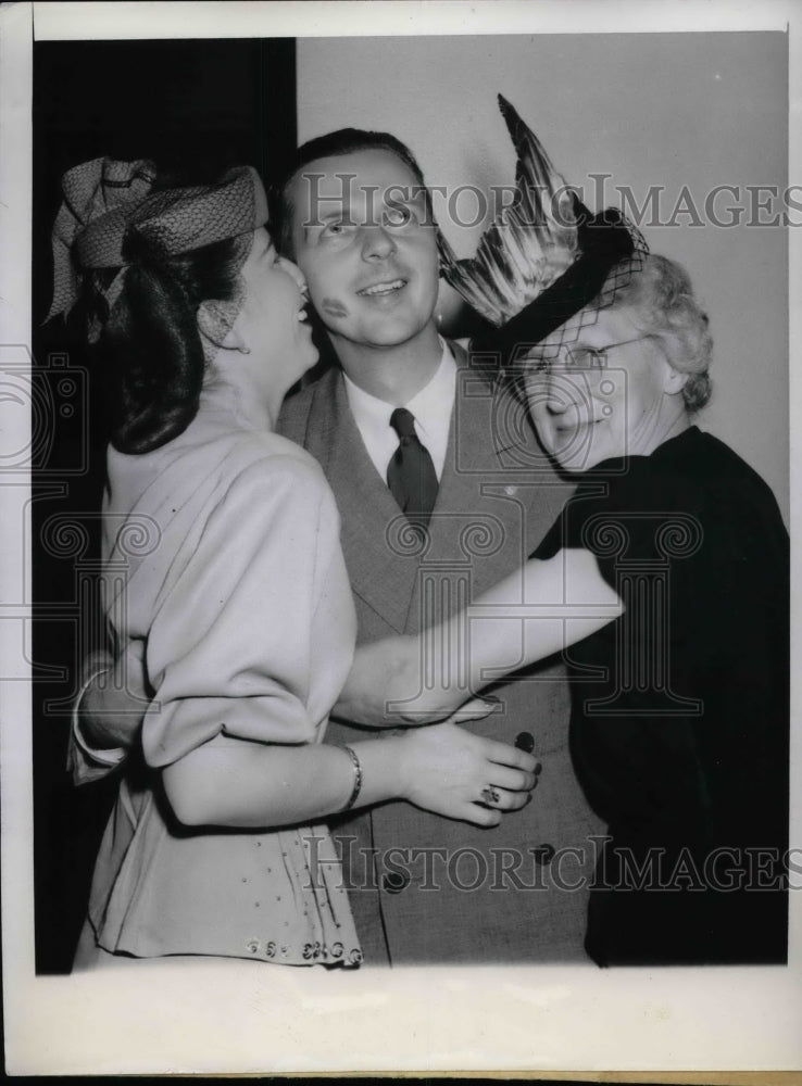 1946 Press Photo William G. Stratton, Congressman-at-large, wife and mother