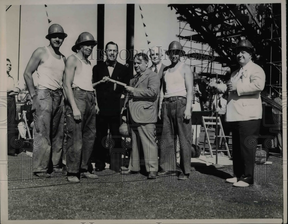 1938 Press Photo Mayor La Guardia & Rivetor Russel Johnson Certificate of Merit