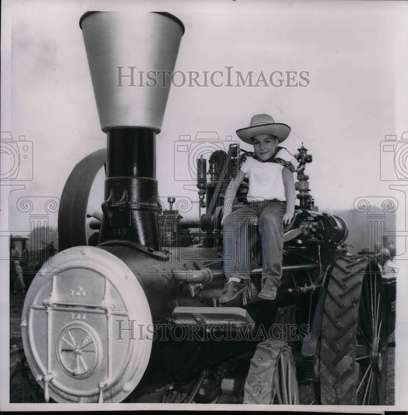 Load image into Gallery viewer, 1954 Press Photo Midwest Old Settlers and Threshers Association Parade

