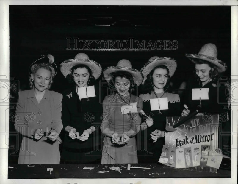Load image into Gallery viewer, 1942 Press Photo Mrs. Frank Andrews, Dorothy Radicl, Ellen McNamara &amp; Ellen Ryan
