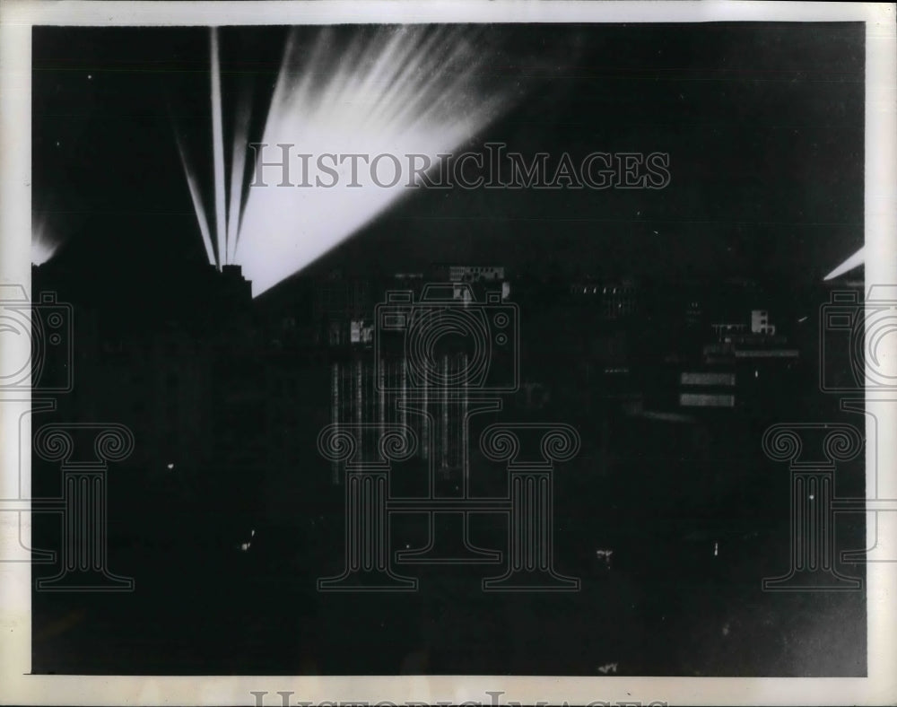 1944 Press Photo Search Lights in Sky Practicing for Air Raid - nea24498