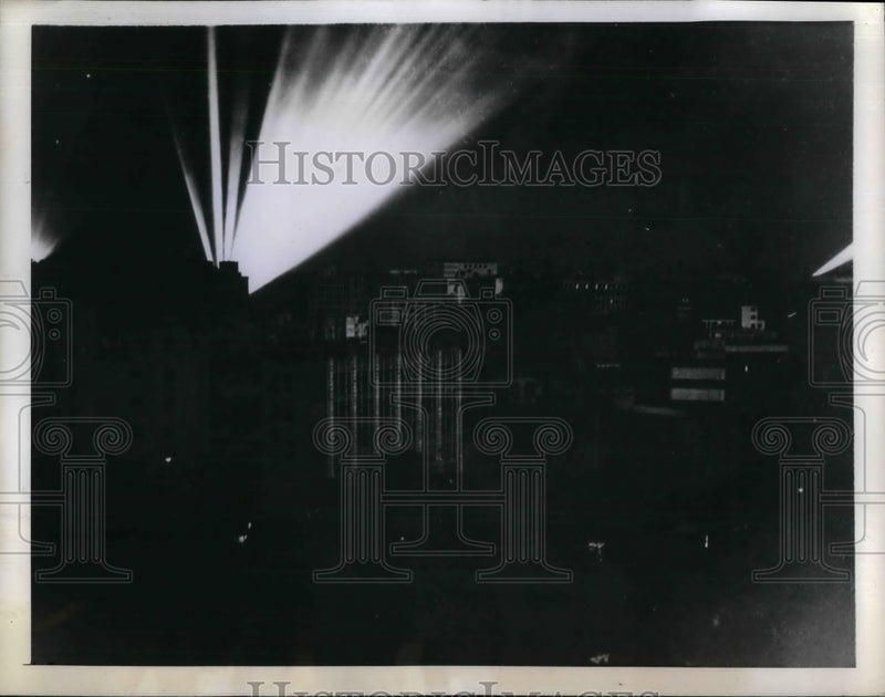 Load image into Gallery viewer, 1944 Press Photo Search Lights in Sky Practicing for Air Raid - nea24498
