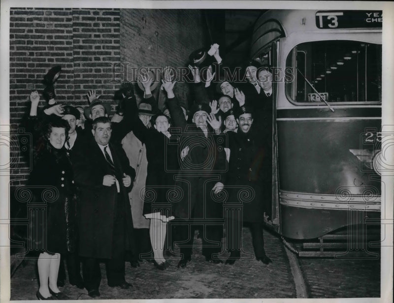 Load image into Gallery viewer, 1946 Press Photo Philadelphia Transit Workers Board Bus At End Of Strike
