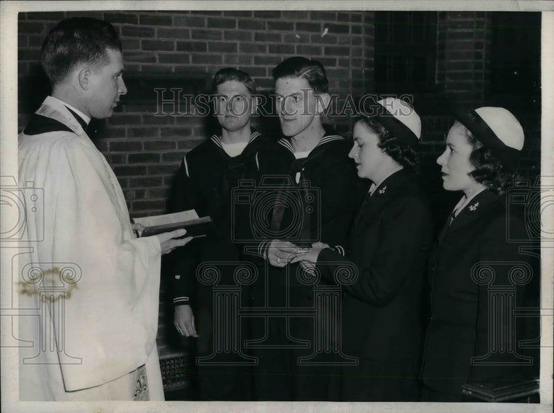 Load image into Gallery viewer, 1943 Press Photo Miss. Barbara Joy &amp; Mrs. A. C. Extron Married in Madison, WI
