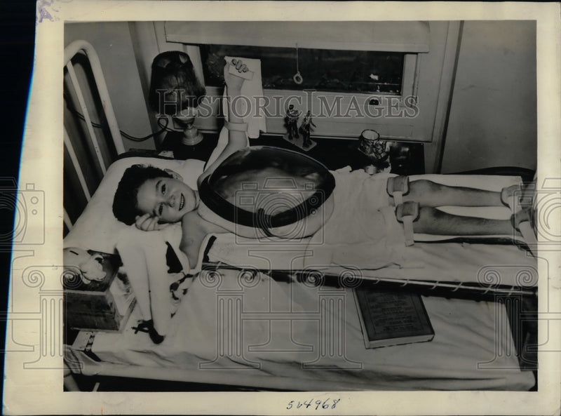 Load image into Gallery viewer, 1939 Press Photo Breen Hogan Emergency Lung for Polimtelitis Condition
