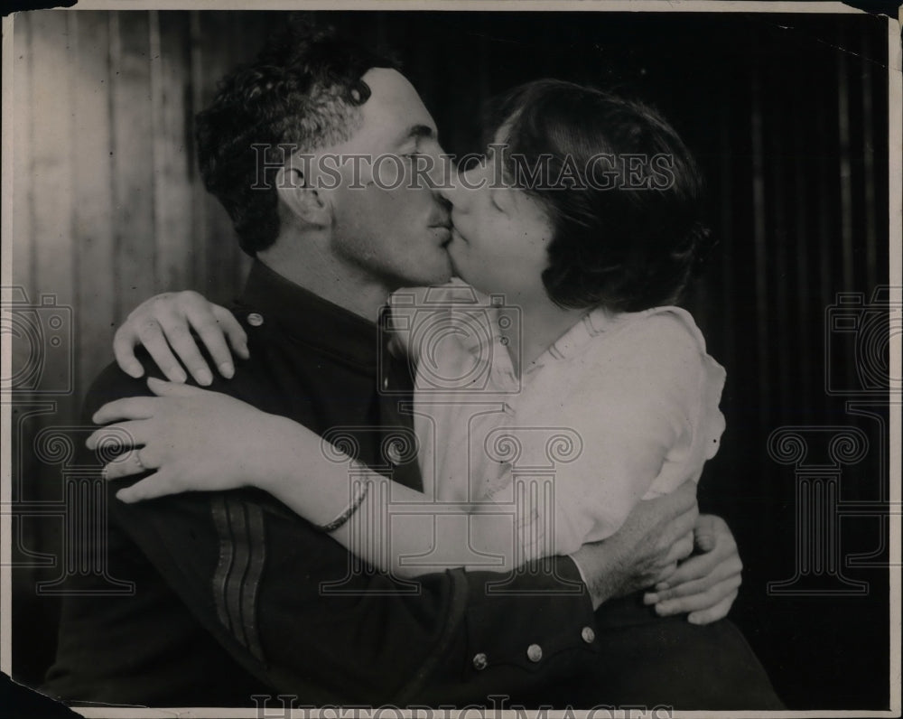1918 Press Photo A couple kissing - nea27546