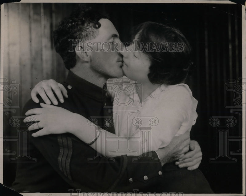 Load image into Gallery viewer, 1918 Press Photo A couple kissing - nea27546
