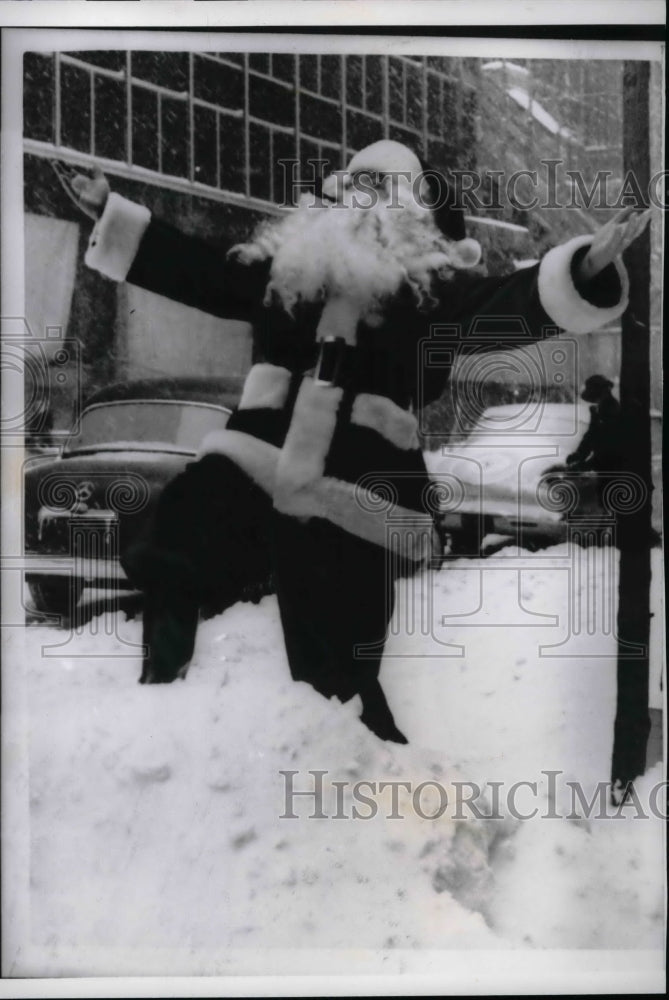 1960 Press Photo Santa Trilled At  Winter Weather In New York- Historic Images