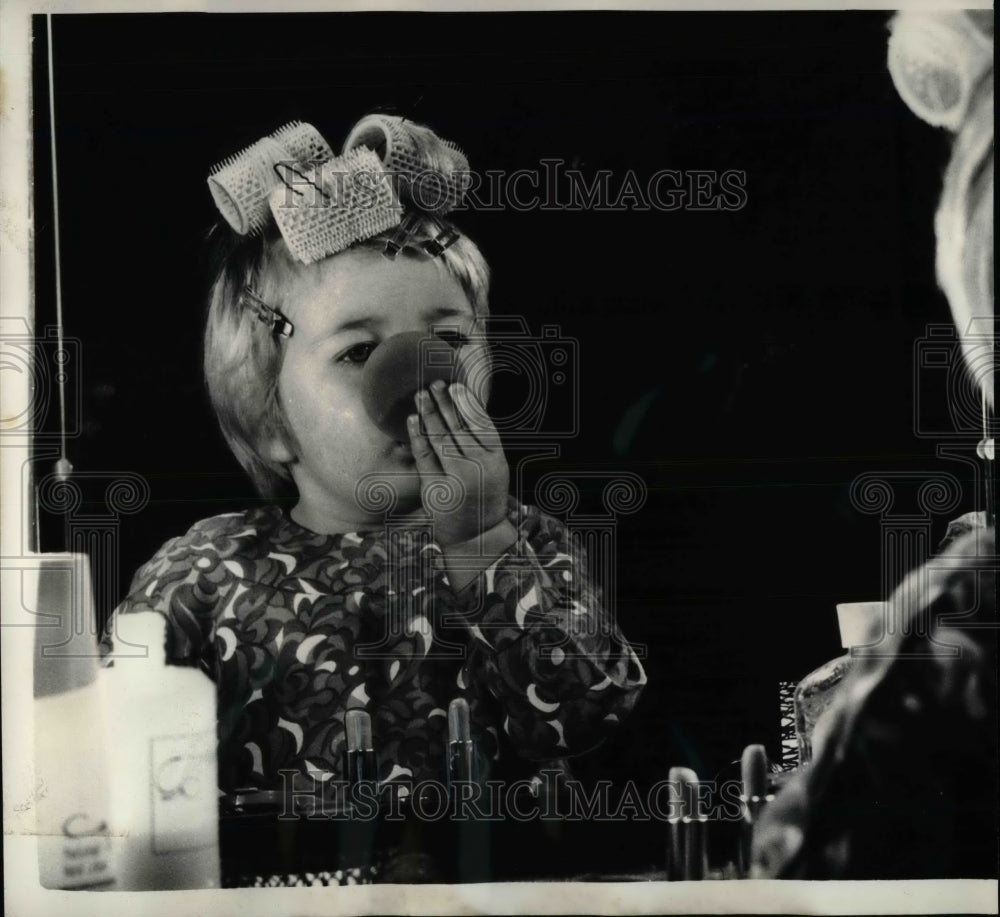 1969 Press Photo Louise Eggit Malden, putting make up on her face. - nea27846