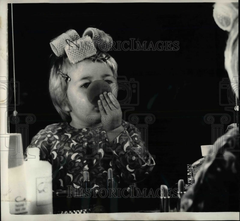 Load image into Gallery viewer, 1969 Press Photo Louise Eggit Malden, putting make up on her face. - nea27846
