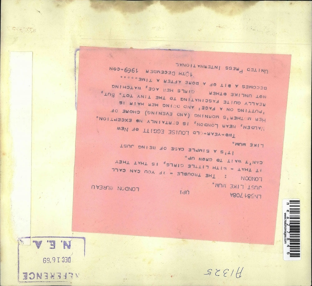 1969 Press Photo Louise Eggit Malden, putting make up on her face. - nea27846