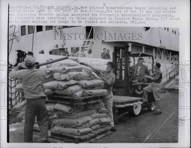 Load image into Gallery viewer, 1963 Press Photo New Orleans Longshoremen unloading cargo of the 34th day Strike
