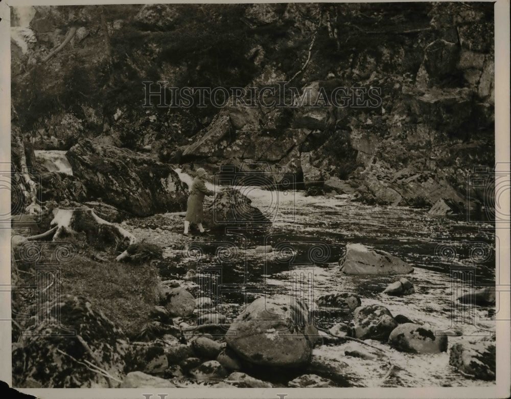 1930 Press Photo Trout Fishing On River Muick Near Ballater, Scotland