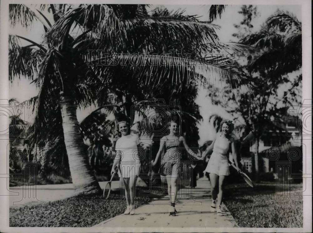 1935 Press Photo Co-ed students Marguerite Laughmiller, Eileen Hickling and