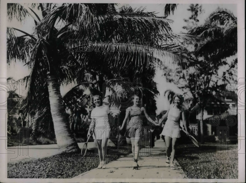 Load image into Gallery viewer, 1935 Press Photo Co-ed students Marguerite Laughmiller, Eileen Hickling and
