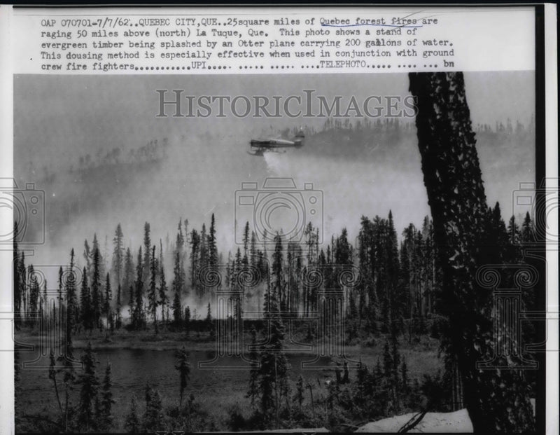 Load image into Gallery viewer, 1962 Press Photo View Of Flying Aircraft Equipped With Special Spraying Water
